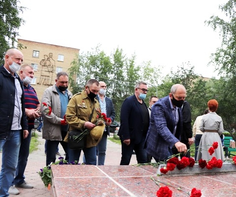Возложение цветов к Памятной стеле воинам, погибшим в локальных войнах и конфликтах