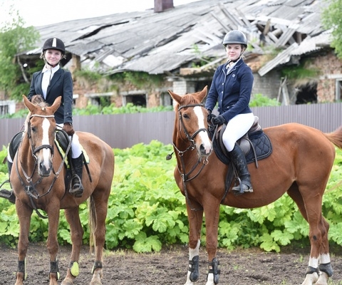 Дарья Матвеева на лошади Хеста и Анастасия Сажина на лошади Традиция 