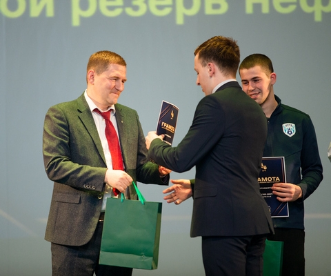 Шаров Д. В. награждает студентов. Фото Ольги Шелеметьевой