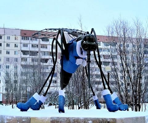 Памятник - комар-нефтяник в Усинке