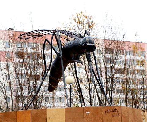 Памятник комару-нефтянику