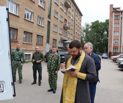 Молебен о путешествующих служит о. Роман