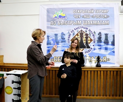 Розыгрыш лотереи, приз вручает С. В. Виноградова