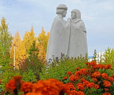 Памятник свв. Петру и Февронии в Ухте. Фото Юлии Захаровой