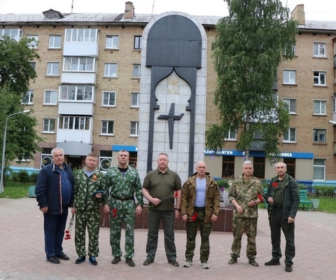 У Памятной стелы воинам погибшим в локальных войнах и конфликтах 