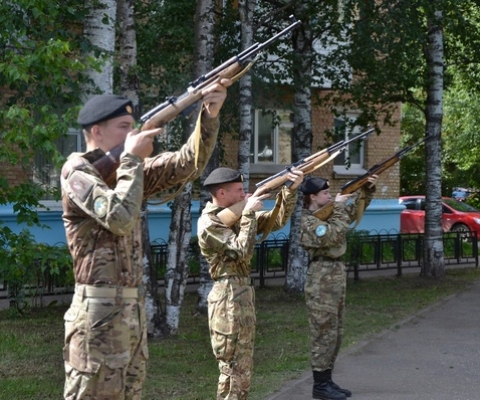 У Памятного знака ухтинцам, погибшим в локальных войнах и конфликтах