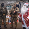 Дед Мороз поздравляет бойцов