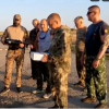 Участники конвоя передают помощь бойцам из Коми