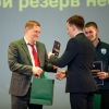 Шаров Д. В. награждает студентов. Фото Ольги Шелеметьевой